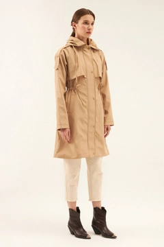A wholesale clothing model wears 44083 - Raincoat - Coffee With Milk, Turkish wholesale Raincoat of Cream Rouge