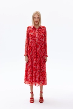 Bir model, Cream Rouge toptan giyim markasının 44139 - Dress - Pink toptan Elbise ürününü sergiliyor.
