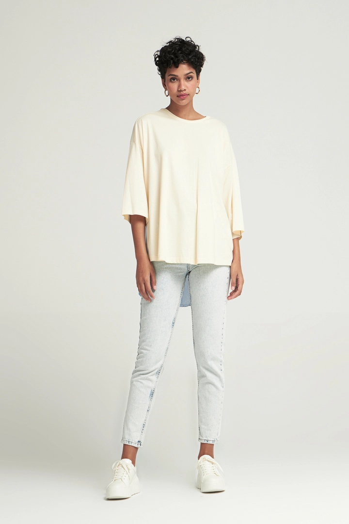 Ein Bekleidungsmodell aus dem Großhandel trägt 48129 - T-shirt - Cream, türkischer Großhandel T-Shirt von Cream Rouge