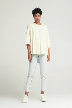 Bir model, Cream Rouge toptan giyim markasının 48129 - T-shirt - Cream toptan Tişört ürününü sergiliyor.
