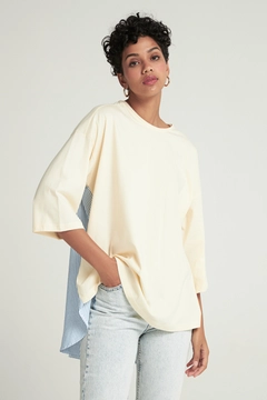 Bir model, Cream Rouge toptan giyim markasının 48129 - T-shirt - Cream toptan Tişört ürününü sergiliyor.