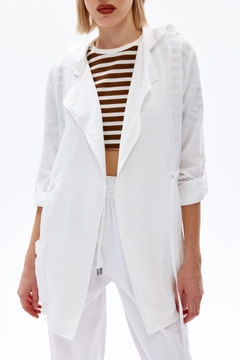 Bir model, Cream Rouge toptan giyim markasının 48120 - Jacket - Ecru toptan Ceket ürününü sergiliyor.