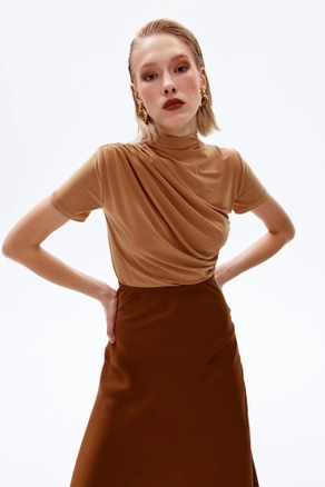 A model wears 48122 - Blouse - Camel, wholesale Blouse of Cream Rouge to display at Lonca