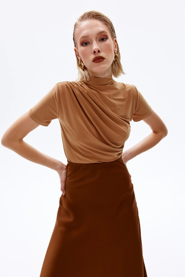 Een kledingmodel uit de groothandel draagt  Blouse - Kameel
, Turkse groothandel Blouse van Cream Rouge