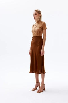 Bir model, Cream Rouge toptan giyim markasının 48122 - Blouse - Camel toptan Bluz ürününü sergiliyor.