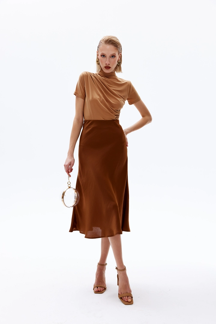 A wholesale clothing model wears 48123 - Skirt - Bitter Brown, Turkish wholesale Skirt of Cream Rouge