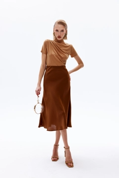 Bir model, Cream Rouge toptan giyim markasının 48123 - Skirt - Bitter Brown toptan Etek ürününü sergiliyor.