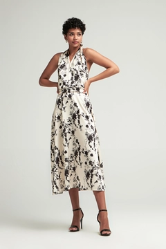 Bir model, Cream Rouge toptan giyim markasının 43848 - Dress - Cream toptan Elbise ürününü sergiliyor.