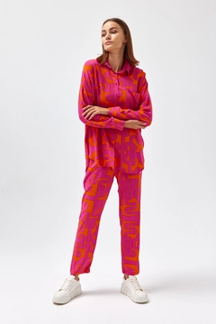 Bir model, Cream Rouge toptan giyim markasının 43884 - Team - Orange toptan Takım ürününü sergiliyor.