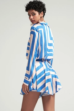Bir model, Cream Rouge toptan giyim markasının 43896 - Blouse - Blue toptan Bluz ürününü sergiliyor.