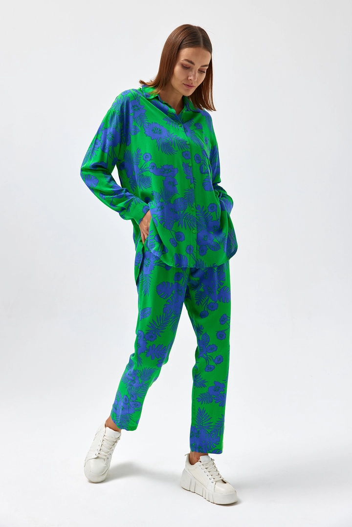 Bir model, Cream Rouge toptan giyim markasının 43909 - Suit - Green toptan Takım ürününü sergiliyor.