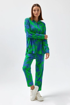 Ένα μοντέλο χονδρικής πώλησης ρούχων φοράει 43909 - Suit - Green, τούρκικο Ταγέρ χονδρικής πώλησης από Cream Rouge