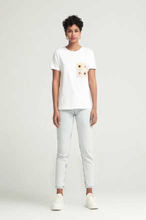 A model wears 43911 - T-shirt - White, wholesale undefined of Cream Rouge to display at Lonca