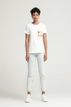 A wholesale clothing model wears 43911 - T-shirt - White, Turkish wholesale Tshirt of Cream Rouge