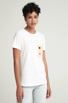 Ένα μοντέλο χονδρικής πώλησης ρούχων φοράει 43911 - T-shirt - White, τούρκικο T-shirt χονδρικής πώλησης από Cream Rouge