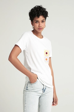 Una modella di abbigliamento all'ingrosso indossa 43911 - T-shirt - White, vendita all'ingrosso turca di Maglietta di Cream Rouge