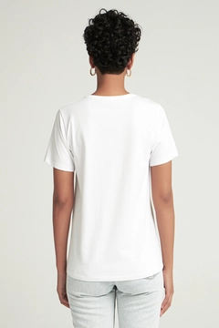 Bir model, Cream Rouge toptan giyim markasının 43911 - T-shirt - White toptan Tişört ürününü sergiliyor.