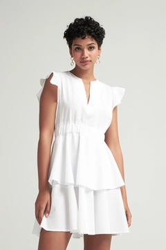Bir model, Cream Rouge toptan giyim markasının 43927 - Dress - White toptan Elbise ürününü sergiliyor.