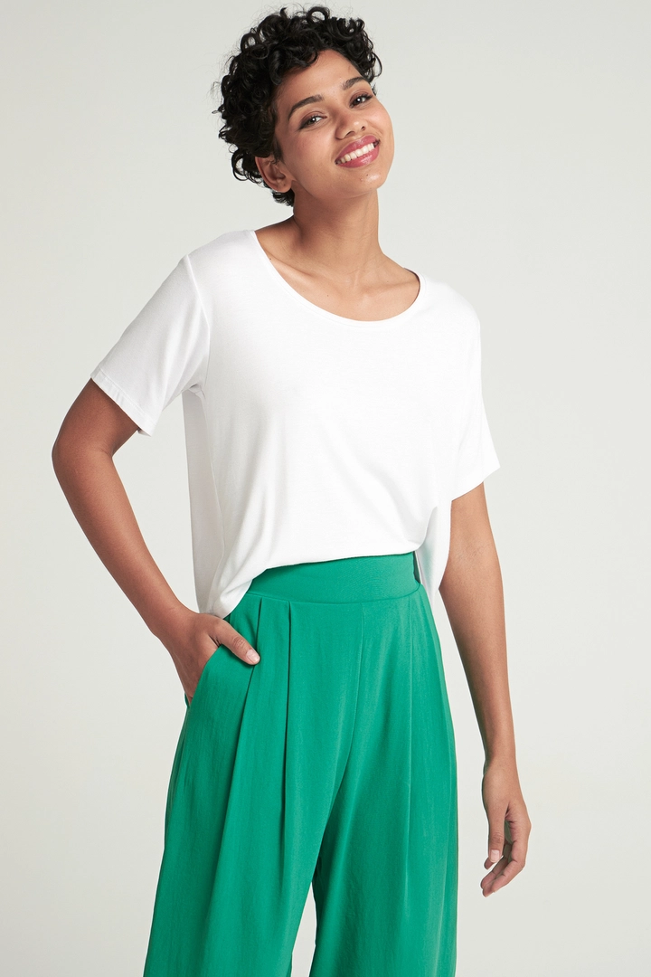 A wholesale clothing model wears 43923 - T-shirt - White, Turkish wholesale Tshirt of Cream Rouge