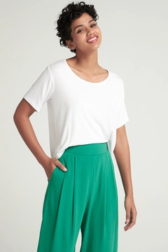 Модель оптовой продажи одежды носит 43923 - T-shirt - White, турецкий оптовый товар Футболка от Cream Rouge.