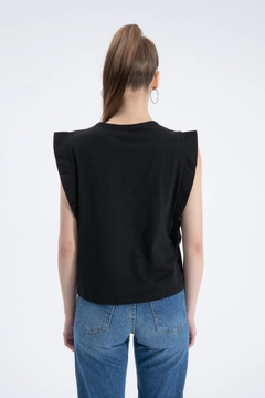 A wholesale clothing model wears CRO10052 - T-Shirt - Black, Turkish wholesale Tshirt of Cream Rouge