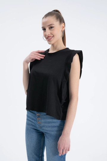 A wholesale clothing model wears  T-Shirt - Black
, Turkish wholesale Tshirt of Cream Rouge