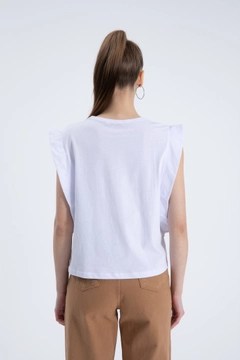 Bir model, Cream Rouge toptan giyim markasının CRO10053 - T-Shirt - White toptan Tişört ürününü sergiliyor.