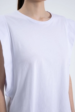 Una modelo de ropa al por mayor lleva CRO10053 - T-Shirt - White, Camiseta turco al por mayor de Cream Rouge