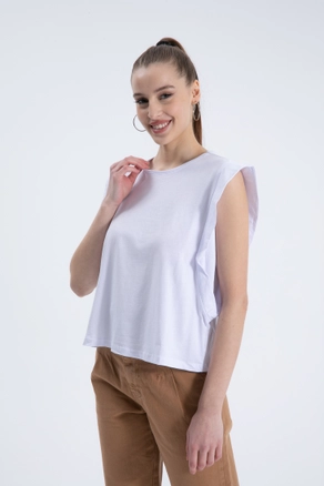 A model wears CRO10053 - T-Shirt - White, wholesale undefined of Cream Rouge to display at Lonca