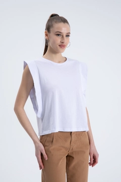 Модель оптовой продажи одежды носит CRO10053 - T-Shirt - White, турецкий оптовый товар Футболка от Cream Rouge.