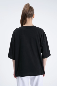 Модел на дрехи на едро носи CRO10060 - T-Shirt - Black, турски едро Тениска на Cream Rouge