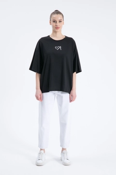 Bir model, Cream Rouge toptan giyim markasının CRO10060 - T-Shirt - Black toptan Tişört ürününü sergiliyor.