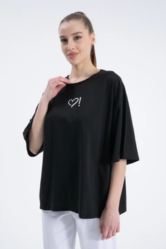 Bir model, Cream Rouge toptan giyim markasının CRO10060 - T-Shirt - Black toptan Tişört ürününü sergiliyor.