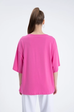 Una modella di abbigliamento all'ingrosso indossa CRO10061 - T-Shirt - Pink, vendita all'ingrosso turca di Maglietta di Cream Rouge