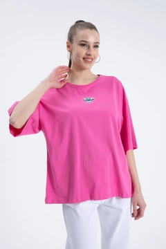 A wholesale clothing model wears CRO10061 - T-Shirt - Pink, Turkish wholesale Tshirt of Cream Rouge