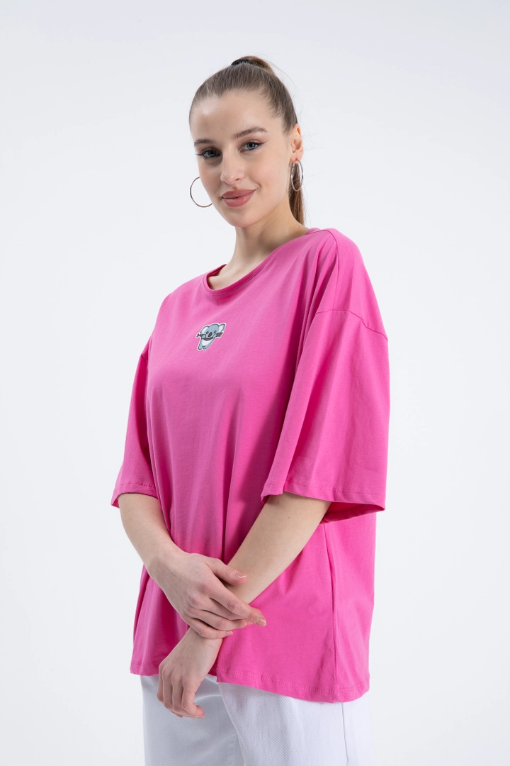 Een kledingmodel uit de groothandel draagt CRO10061 - T-Shirt - Pink, Turkse groothandel T-shirt van Cream Rouge