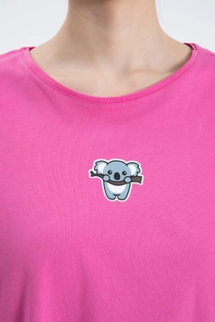 Bir model, Cream Rouge toptan giyim markasının CRO10061 - T-Shirt - Pink toptan Tişört ürününü sergiliyor.