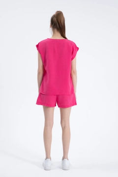 Bir model, Cream Rouge toptan giyim markasının CRO10072 - Suit - Fuchsia toptan Takım ürününü sergiliyor.