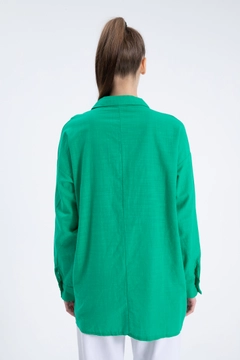 Una modella di abbigliamento all'ingrosso indossa CRO10077 - Shirt - Green, vendita all'ingrosso turca di Camicia di Cream Rouge