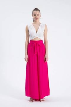 Un mannequin de vêtements en gros porte CRO10079 - Trousers - Fuchsia, Pantalon en gros de Cream Rouge en provenance de Turquie