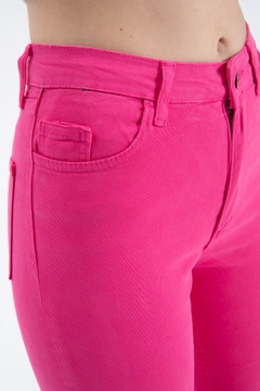 Una modella di abbigliamento all'ingrosso indossa CRO10088 - Jeans - Fuchsia, vendita all'ingrosso turca di Jeans di Cream Rouge