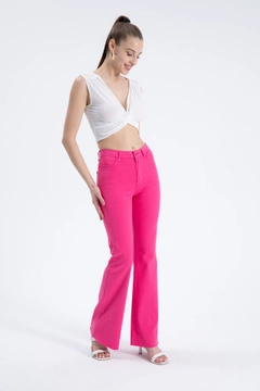 Bir model, Cream Rouge toptan giyim markasının CRO10088 - Jeans - Fuchsia toptan Kot Pantolon ürününü sergiliyor.