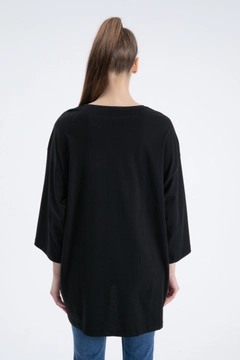 Una modella di abbigliamento all'ingrosso indossa CRO10091 - T-Shirt - Black, vendita all'ingrosso turca di Maglietta di Cream Rouge