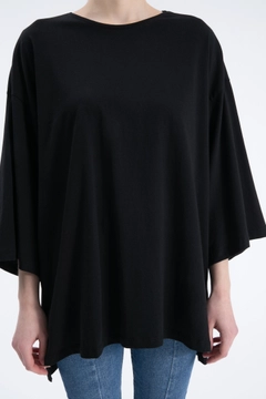 Un mannequin de vêtements en gros porte CRO10091 - T-Shirt - Black, T-Shirt en gros de Cream Rouge en provenance de Turquie