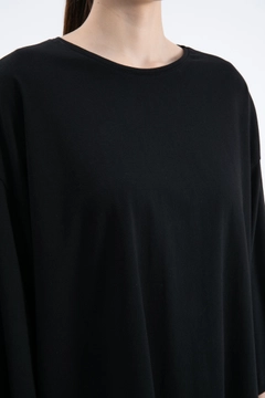 Ένα μοντέλο χονδρικής πώλησης ρούχων φοράει CRO10091 - T-Shirt - Black, τούρκικο T-shirt χονδρικής πώλησης από Cream Rouge