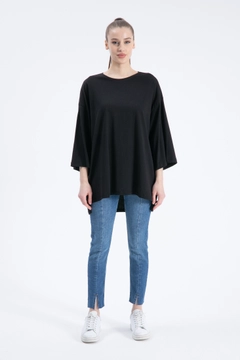 Ein Bekleidungsmodell aus dem Großhandel trägt CRO10091 - T-Shirt - Black, türkischer Großhandel T-Shirt von Cream Rouge