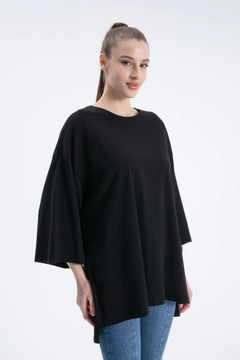 Модел на дрехи на едро носи CRO10091 - T-Shirt - Black, турски едро Тениска на Cream Rouge