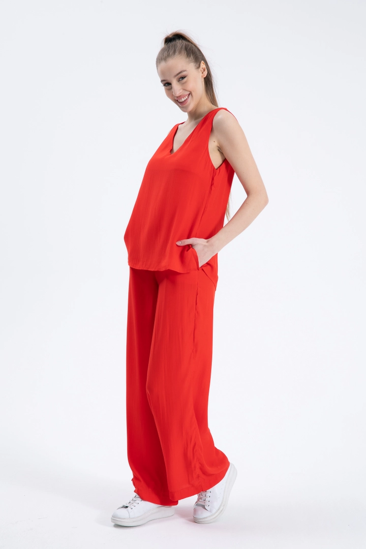 A wholesale clothing model wears CRO10005 - Suit - Coral Color, Turkish wholesale Suit of Cream Rouge
