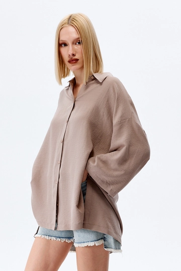 Ένα μοντέλο χονδρικής πώλησης ρούχων φοράει  Πουκάμισο - Camel
, τούρκικο Πουκάμισο χονδρικής πώλησης από Cream Rouge