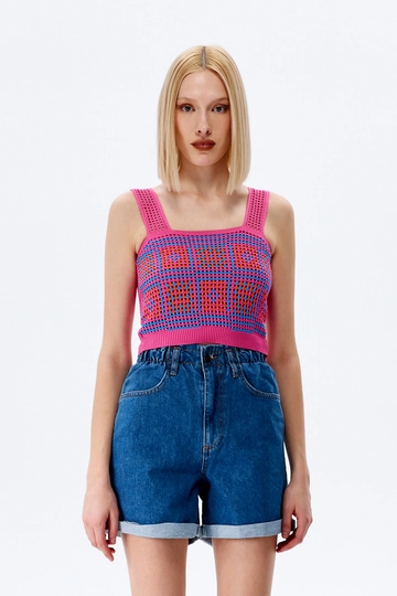 Bir model, Cream Rouge toptan giyim markasının  Crop Top - Çok Renkli
 toptan Crop Top ürününü sergiliyor.